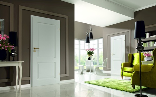 Białe drzwi we wnętrzu rozświetlą pomieszczenie i optycznie je powiększą